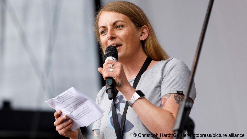 Former Iuventa captain Pia Klemp during a protest against right-wing nationalism in Cologne, Germany, in May 2019 | Photo: Christoph Hardt/Geisler-Fotopress/picture alliance