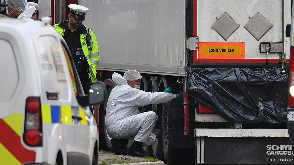 British Police forensics officers work on the lorry that was found to contain the 39 dead bodies, at Waterglade Industrial Park in Grays, east of London, on October 23, 2019 | Photo: Ben Stanstall / AFP