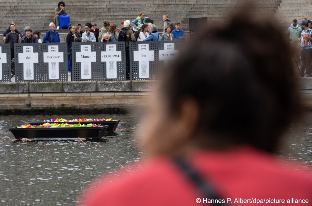 Coffins filled with colorful paper boats float on the Spree River in Berlin to commemorate the one-year anniversary of the shipwreck off the Greek coastal town of Pylos | Photo: Hannes P. Albert/dpa/picture alliance 