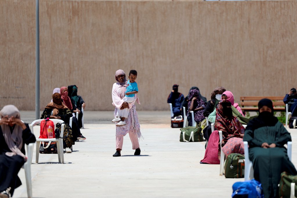File photo used as illustration: Migrants of various nationalitites wait in eastern Libya in Benghazi, the authorities there claim they have now deported more than 100,000 although they haven't specified in what time frame | Photo: Esam Omran Al-Fetori / Reuters