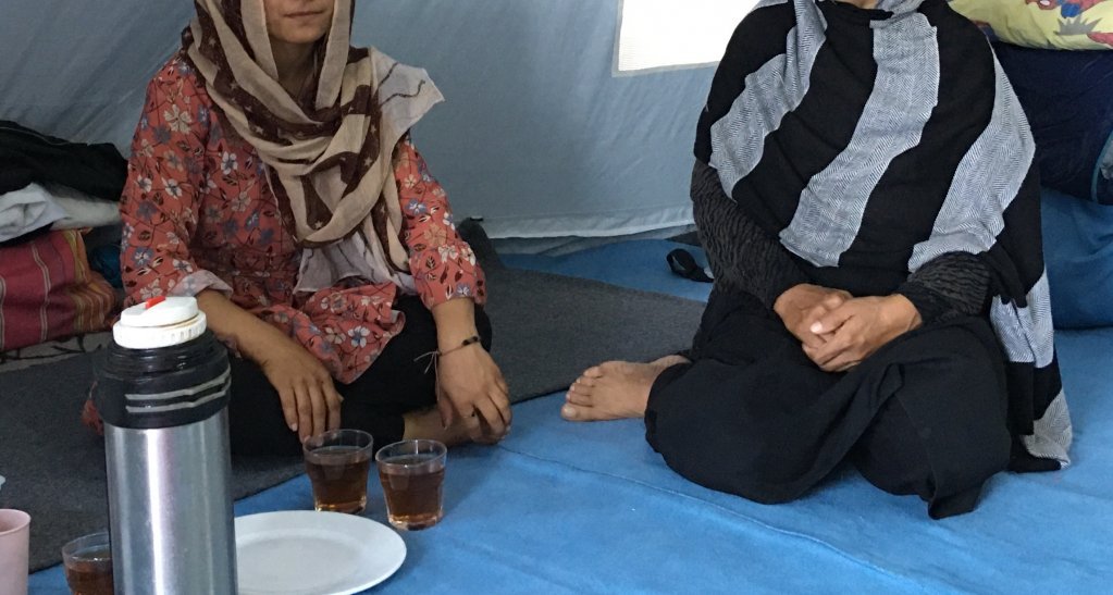 Karima et sa fille Nouria dans leur tente dans le camp de Lesbos. Crédit : Marion MacGregor / InfoMigrants