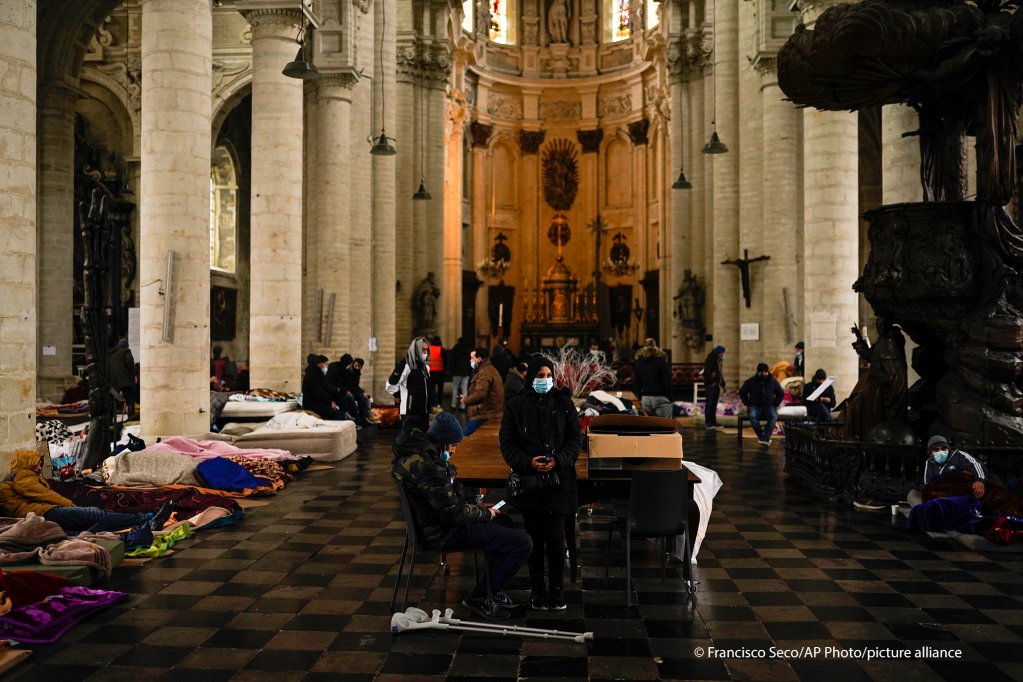 The priest in the Beguinage Church is well known as a supporter of refugees and undocumented migrants | Photo: Francisco Seco /AP Photo/ picture-alliance