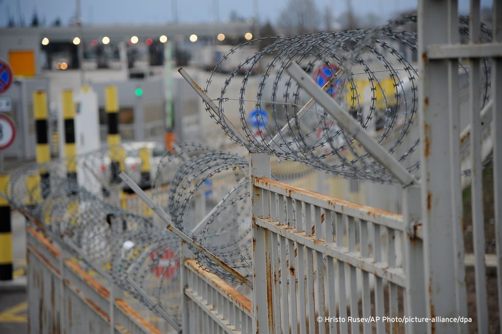 Barbed wire marking the border between Bulgaria and Turkey in February 2020, when thousands of migrants gathered at Turkey's Pazarkule border crossing with Greece's Kastanies | Photo: AP Photo/Hristo Rusev