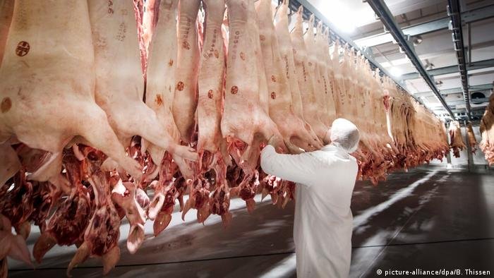 Several major coronavirus outbreaks at Tönnies in 2020 drew attention to poor living and working conditions foreign meat-processing workers endured in Germany | Photo: picture-alliance/B. Thyssen
