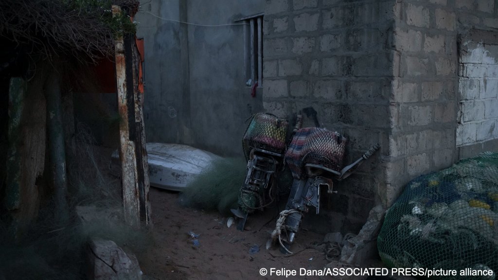 From file: By day ten, the fuel ran out, but the captain wanted to push on anyway | Photo: Felipe Dana/Associated Press/picture alliance