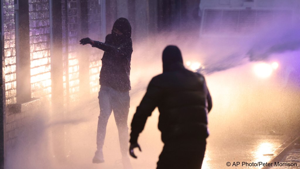 File photo: Protesters clash with the police in Ballymena, Northern Ireland, on June 11, 2025 | Photo: AP Photo/Peter Morrison