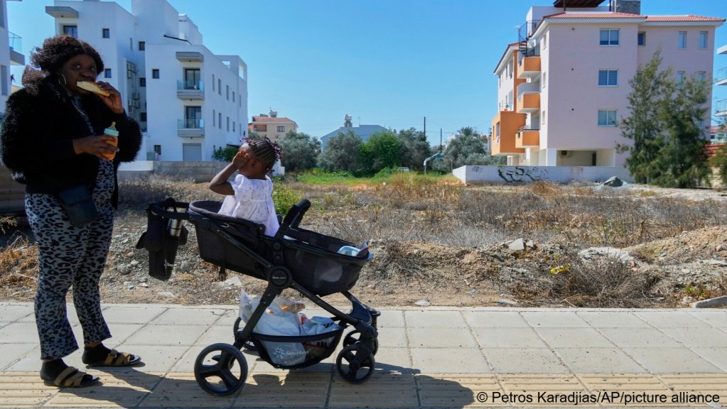 File photo: The government in Cyprus has promised to enhance legal migration opportunities, to offer work in sectors that need employees, like hospitality and tourism | Photo: Petros Karadjias / AP Photo / Picture Alliance
