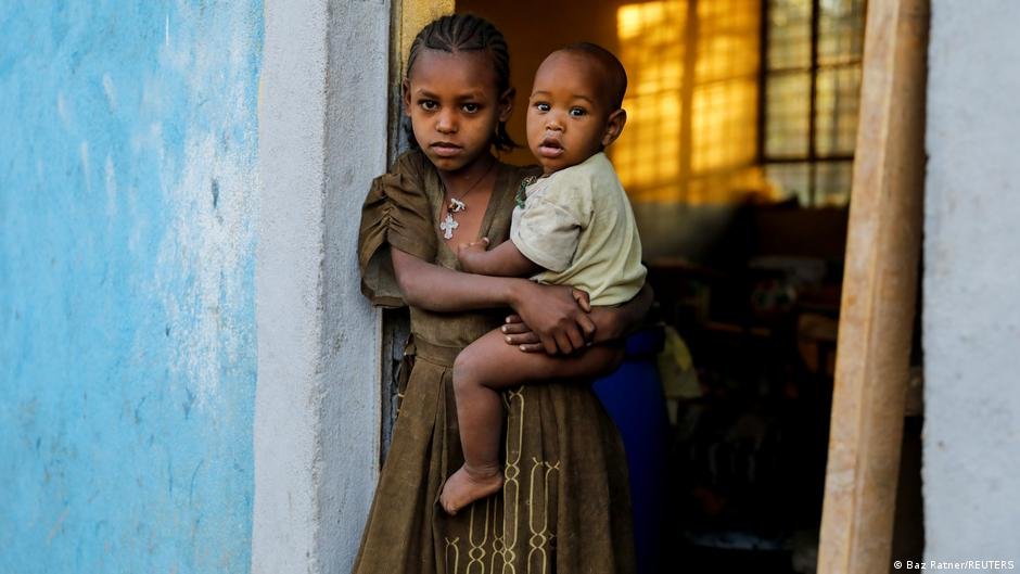 Schools have been turned into temporary shelters to house people displaced by conflicts like the violence in Tigray, Ethiopia | Photo: Baz Ratner/Reuters