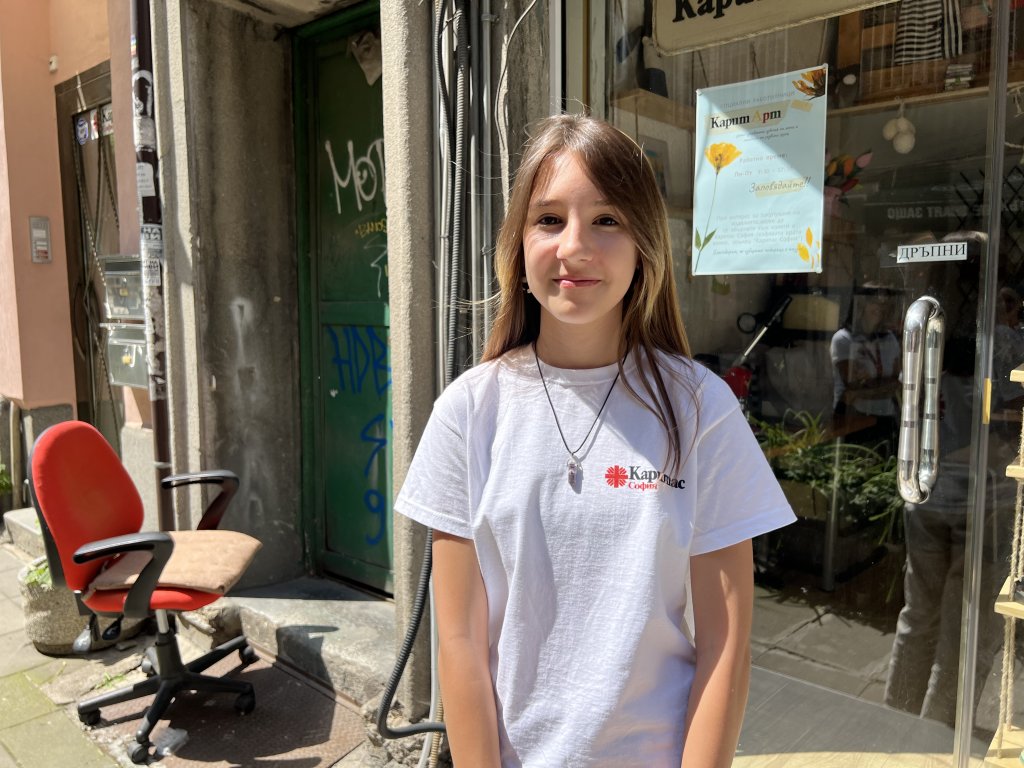 Maria, a 13-year-old Bulgarian youth volunteer at Caritas, asks: "How can one be so hostile towards people you don't know? There is always more to be done." June 19, 2023. | Photo: Sou-Jie van Brunnersum/InfoMigrants