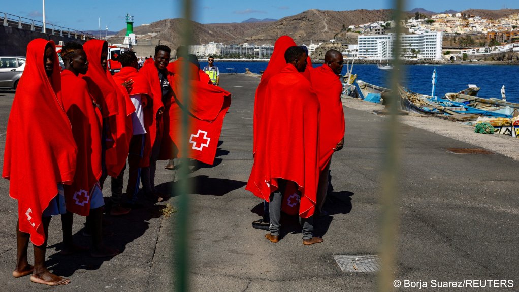 Migrants waiting to be looked after by the Red Cross in the port of Arguineguin, on the island of Gran Canaria. In 2021, thousands of migrants had to sleep in the open here as reception facilities were unable to accommodate them | Photo: Reuters/Borja Suarez