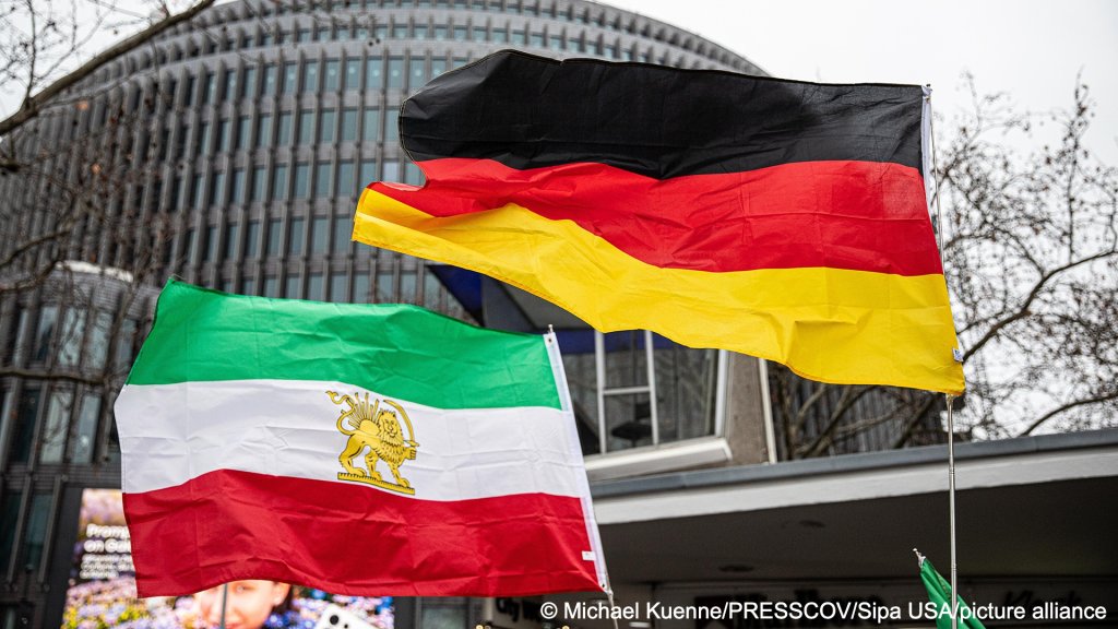 File photo: The Iranian flag used before the 1979 Islamic Revolution and the German flag during a demonstration in Berlin, Germany, on January 31, 2026 | Photo: Michael Kuenne/PRESSCOV/Sipa USA/picture alliance