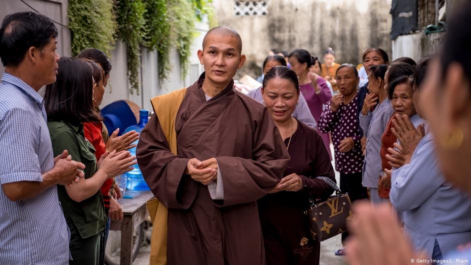 Family members and neighbors of the victims attend a mourning service in Vietnam | Photo: Getty Images/L. Pham