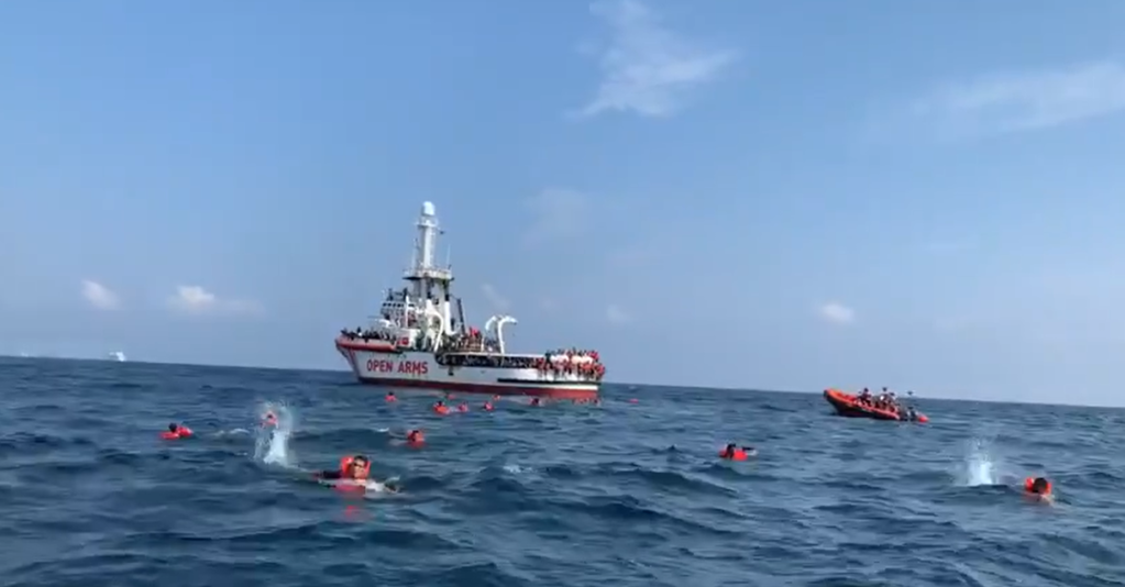 Migrants swimming towards Sicily after jumping off the Open Arms rescue vessel on Thursday 17 September | Source: Screenshot Twitter Open Arms @openarms_fund