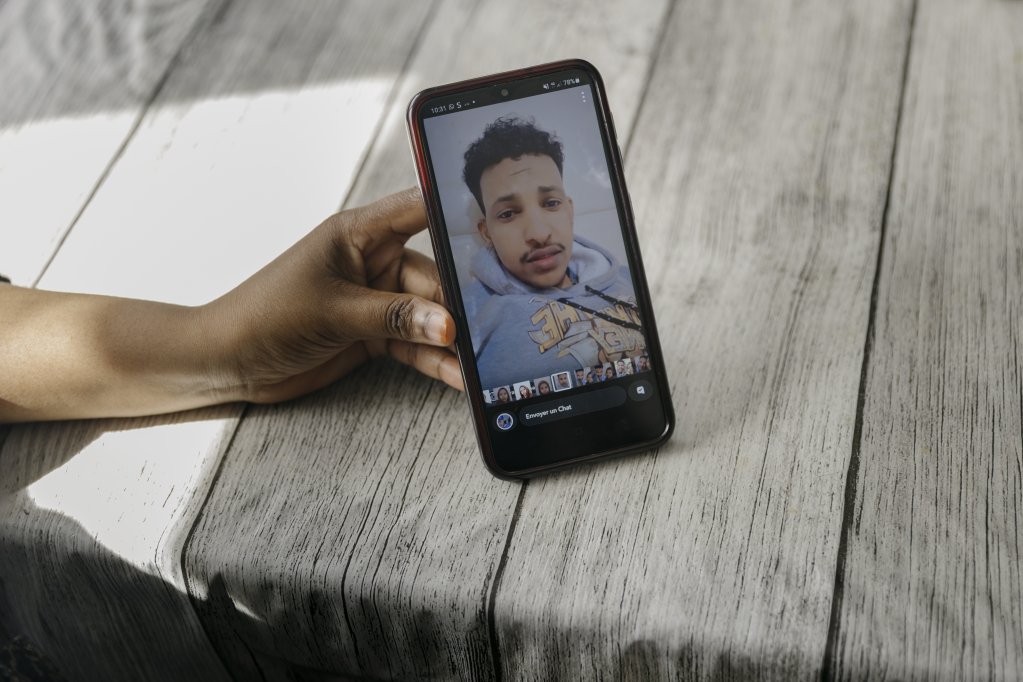 Yahia disappeared in the Channel on May 19, 2025. Anab keeps his pictures on her cell phone | Photo: Valentina Camu / Divergence