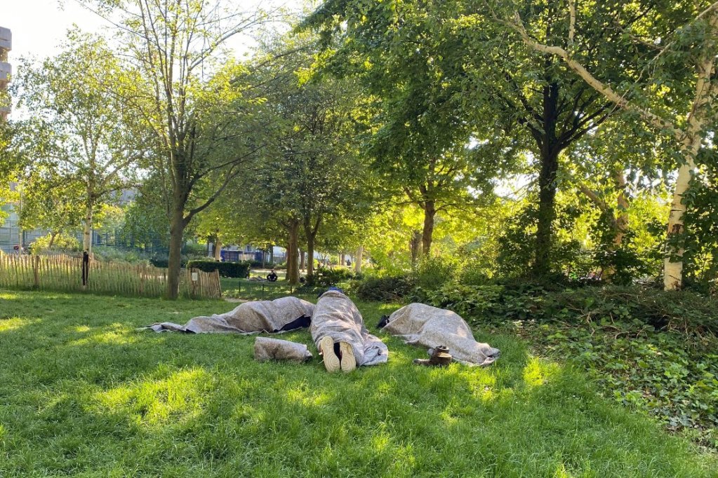 Les exilés dorment sur la pelouse du jardin Villemin en petits groupes, le 1er juin. Crédit : InfoMigrants