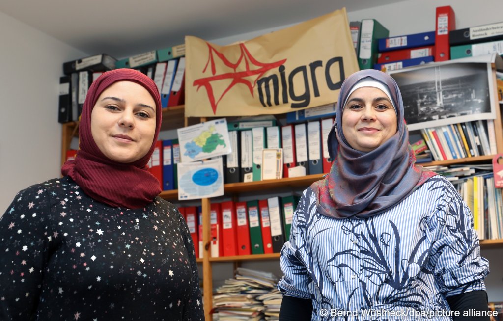 File photo used as illustration: Organizations like Migra have proved important to some from the Syrian community like Lina Alhosen (l) a gynaecologist from Homs who arived in Germany in 2015. In 2019 she was pictured with Hend Aldamen (r) a consultant at Migra talking about the difficulty of gaining a foothold in the German labor market | Photo: Bernd Wüstneck/dpa