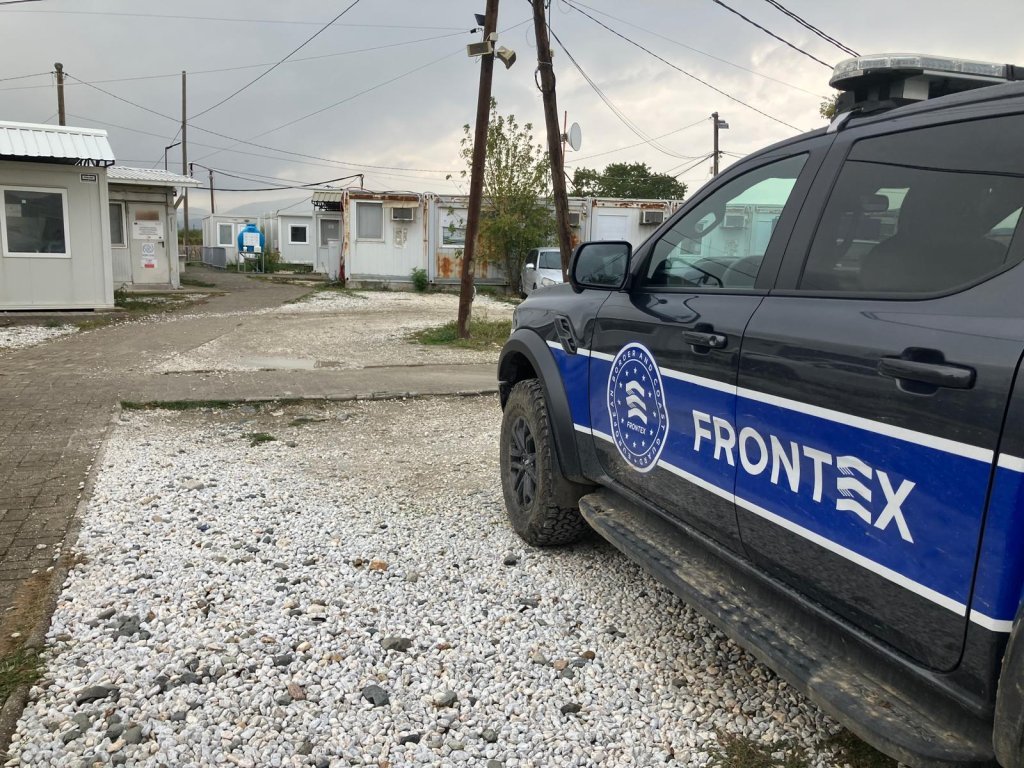 (Photo d'archive) Les opérations de Frontex pourraient bientôt être étendues à des missions liées à la gestion des expulsions dans des pays non membres de l'UE. Ici, un véhicule de Frontex dans un centre de transit au sud de la Macédoine du nord, pays non membre de l'UE, signale la présence de gardes-frontières européens pour gérer sa frontière avec la Grèce. | Photo : Maïa Courtois/InfoMigrants