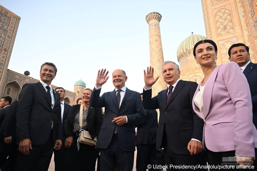 The deal signed between Germany and Uzbekistan in Samarkand, an historic Silk Road capital, will allow for skilled workers to go to Germany and simplfy returns to Uzbekistan | Photo: picture alliance / Anadolu / Uzbek Presidency / Handout