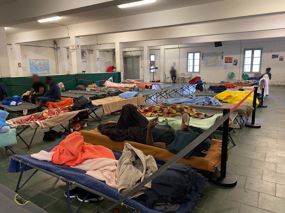 Dans le centre Pausa, à Bayonne, les migrants peuvent se reposer dans des lits de camps. Crédit : InfoMigrants