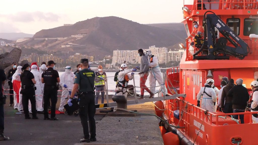 Los trabajadores de la Cruz Roja suelen llevar a los migrantes rescatados al puerto de Arquinquin, Gran Canaria Fuente: Captura de pantalla de El Diario, 7 de abril de 2021