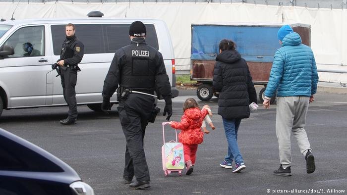 The European Commission has proposed building enough detention centers to house all migrants who have received a deportation order | Photo: picture-alliance/dpa/S. Willnow