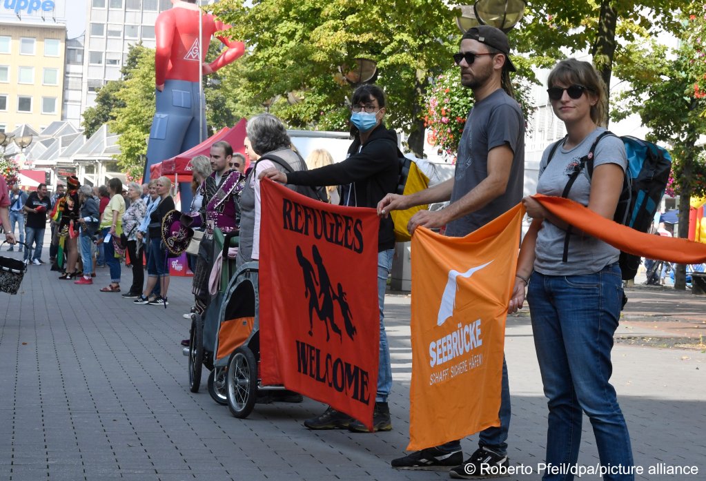 Duisburg residents form a socially-distanced human chain as part of the protest planned to stretch from Hamburg to the Mediterranean Sea, September 18, 2021 | Photo: picture alliance/dpa/Roberto Pfeil