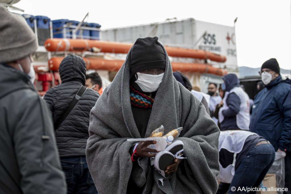 Uno de los 92 migrantes desembarcó del barco Ocean Viking en Salerno, cerca de Nápoles, el martes 4 de abril de 2023 |  Foto: Picture Alliance / Agencia Anadolu / Stringer