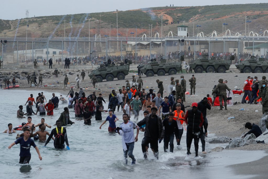 Des centaines de migrants, à la frontière entre le Maroc et Ceuta, mardi 18 mai. Crédit : Reuters