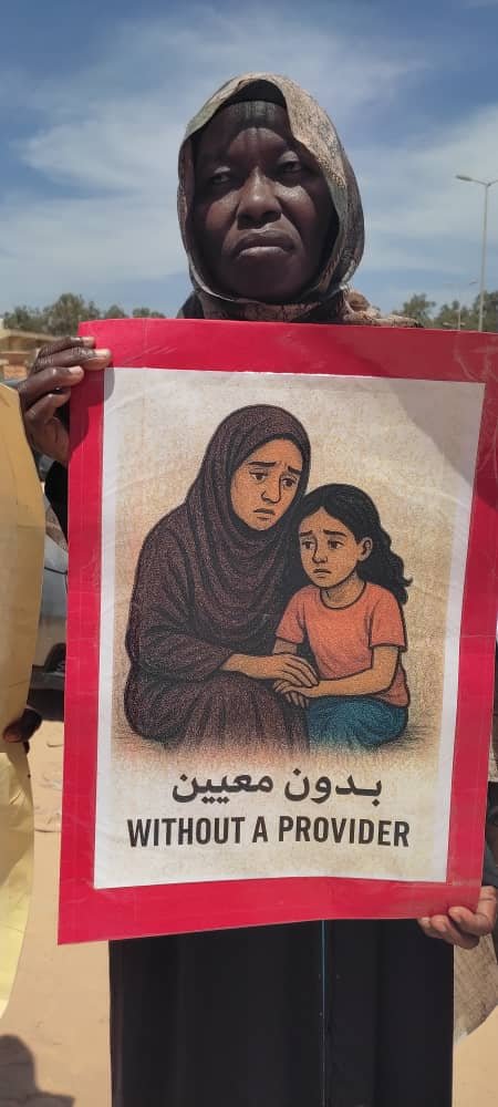 وقفة احتجاجية لنساء أمام المفوضية السامية لشؤون اللاجئين في طرابلس، ليبيا، في 11 أيار/مايو، للتنديد بأوضاعن وبتجميد ملفاتهن. المصدر: المشاركون في الوقفة لمهاجر نيوز 