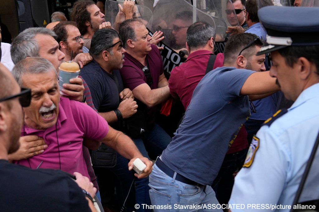 Police clash with protesters outside a court house in Kalamata, southwestern Greece, on Tuesday, May 21, 2024 | Photo: picture alliance / AP / Thanassis Stavrakis