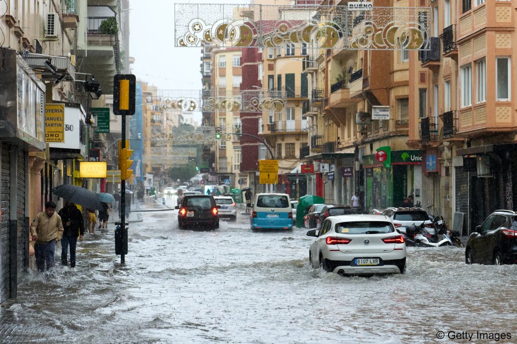 Cars are partially submerged in water near El Perchel quarter in Malaga, Spain on November 13, 2024 | Photo: by Angel Martinez/Getty Images