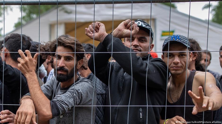 A large number of migrants arrived at Lithuania's border during the summer of 2021 | Photo: Mindaugas Kulbis/AP/Picture-alliance