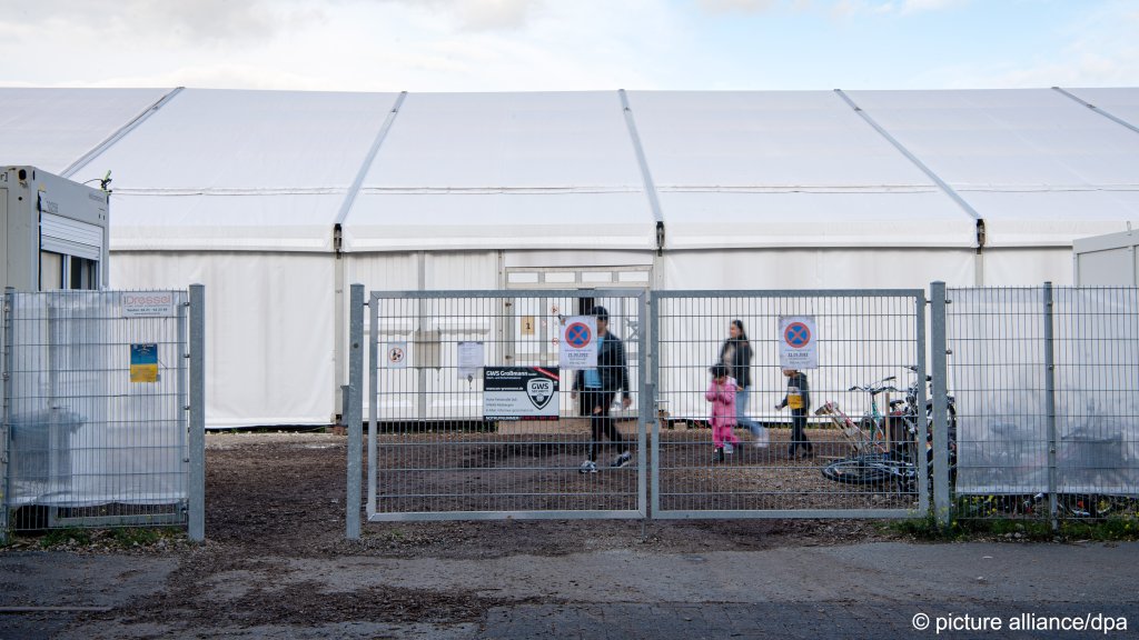 Time and again, initial reception centers across Germany (such as this one in Bremen) have run out of capacity to deliver all services they're required to provide, forcing BAMF to partner up with NGOs and civil society associations | Photo: picture alliance/dpa