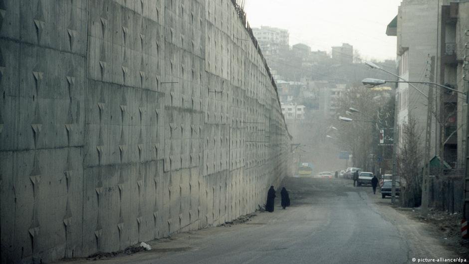 From file: The walls of the notorious Evin prison in Tehran which, since its construction in 1971 under Iran's shah, has seen a series of abuses | Photo: Picture-alliance
