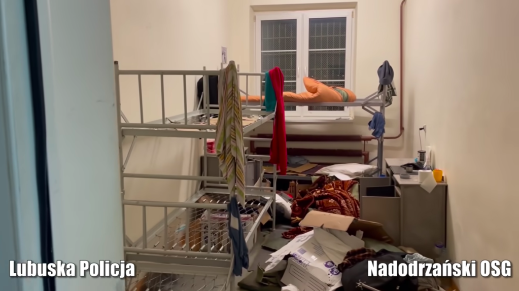 لقطة من مقطع فيديو على موقع يوتيوب لشرطة لوبوسكا تظهر غرفة في مركز الاحتجاز في فيدرزين. تقول الشرطة إن الغرفة تضررت من أعمال الشغب