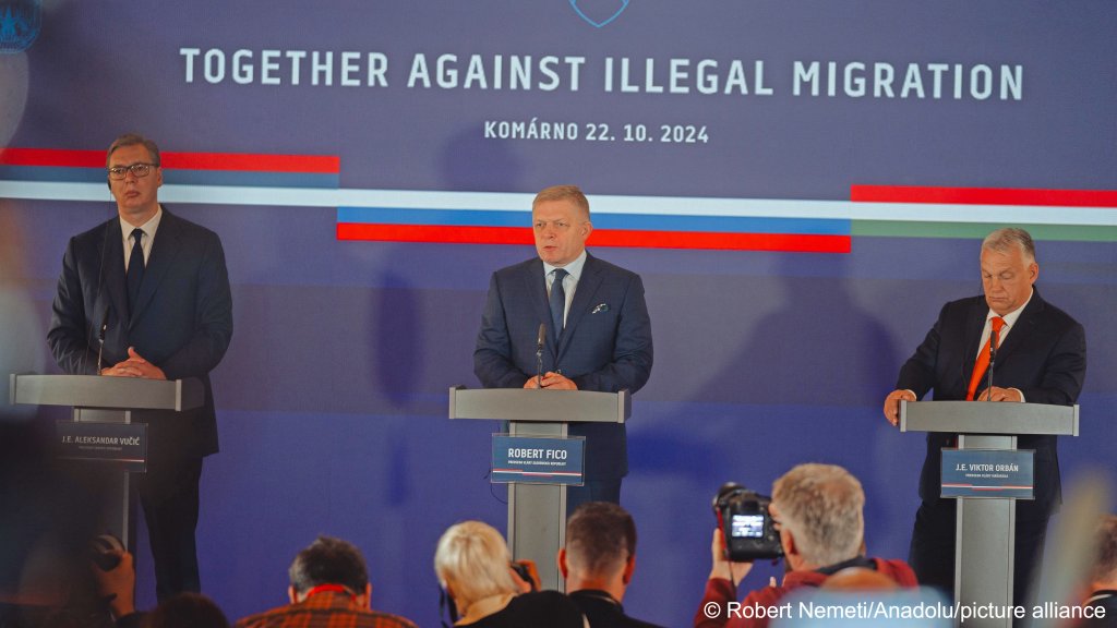Il primo ministro della Slovacchia, Robert Fico (al centro), il presidente della Repubblica di Serbia Aleksandar Vučić (a sinistra) e il primo ministro dell'Ungheria Viktor Orbán (a destra) partecipano a una conferenza stampa congiunta dopo un vertice sulla "migrazione illegale" a Komarno, Slovacchia, il 22 ottobre 2024 | Foto: Robert Nemeti / Anadolu / Picture Alliance