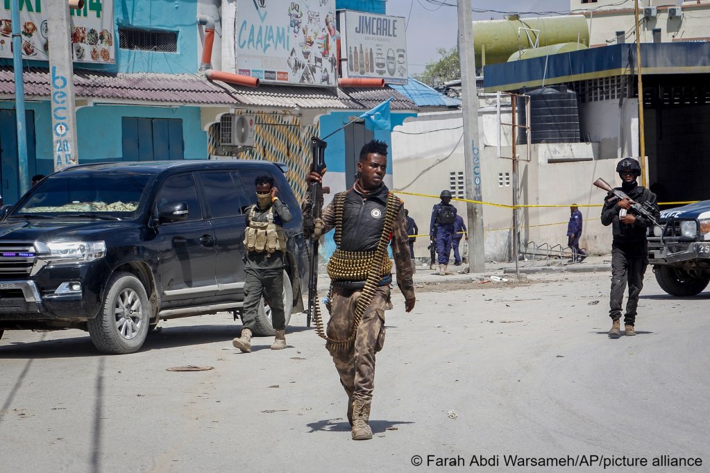 File photo: Security forces patrol in 2022 in the Somali capital after a deadly attack carried out by al-Shabab in which at least 20 people were killed | Photo: Farah Abdi Warsameh/AP/picture alliance