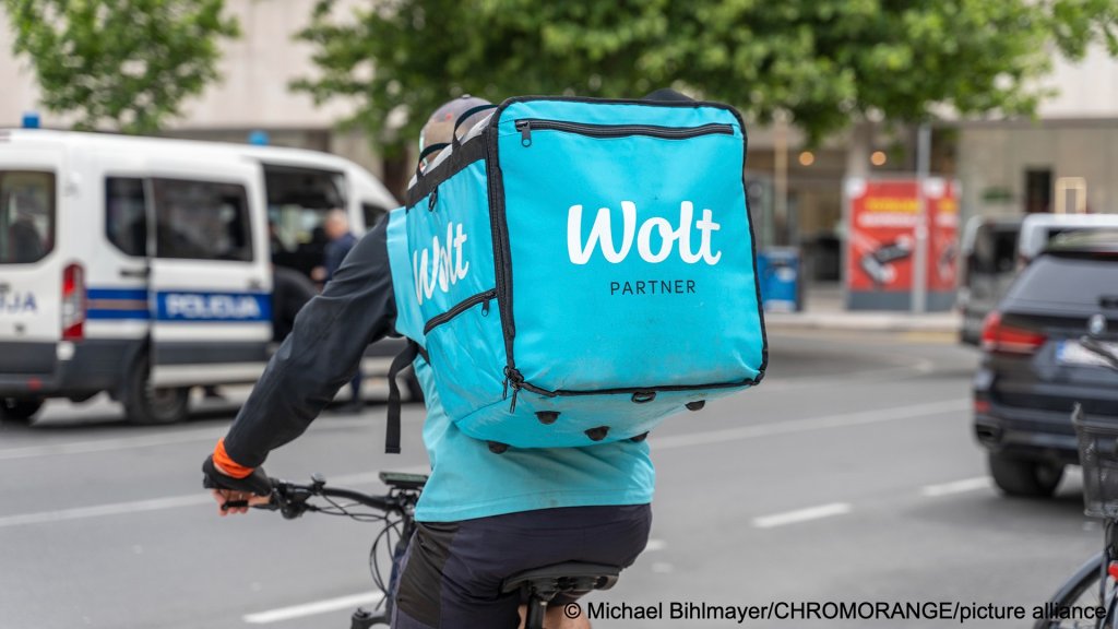 File photo: Delivery driver of the company Wolt drives food from restaurants to customers with a backpack and a bicycle | Photo: Credit: Michael Bihlmayer/CHROMORANGE/picture alliance