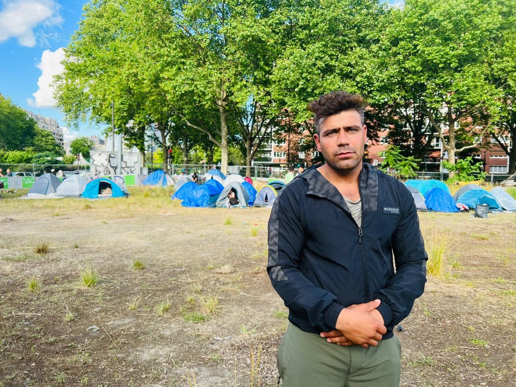 شفیق الله محمدی مهاجر افغان در پاریس سرپناه ندارد و در زیر خیمه زندگی می کند. ۷ جون ۲۰۲۲ عکس: مهاجرنیوز