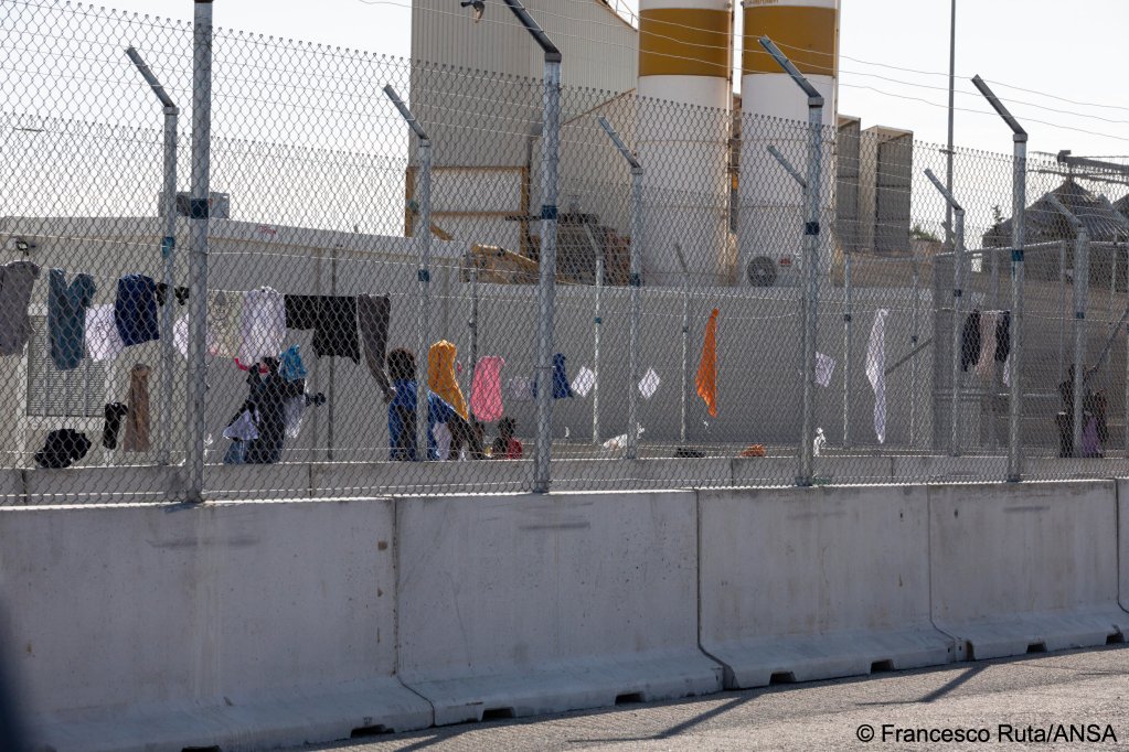 Le centre de pré-éloignement de Pozzallo, destiné aux procédures accélérées aux frontières pour les migrants en provenance de pays désignés comme sûrs. Crédit : ANSA / Francesco Ruta