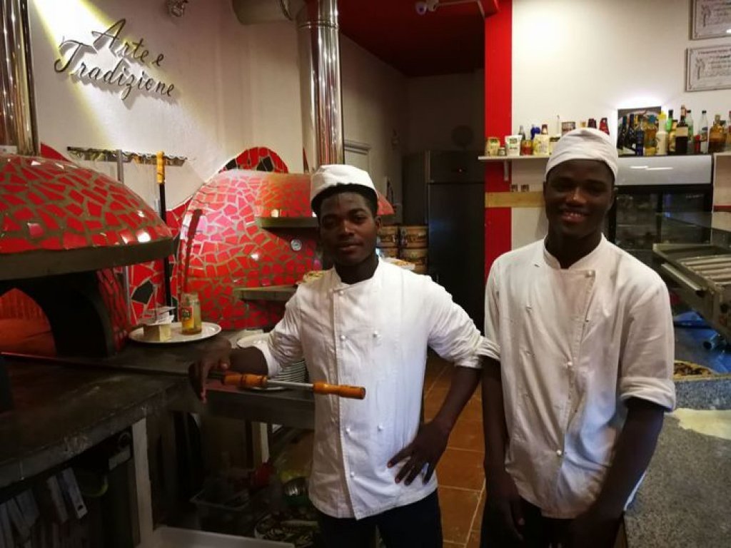 شابان مهاجران يعملان في مطعم بيتزا بمدينة باليرمو الإيطالية. المصدر: أنسا / صورة من الأرشيف