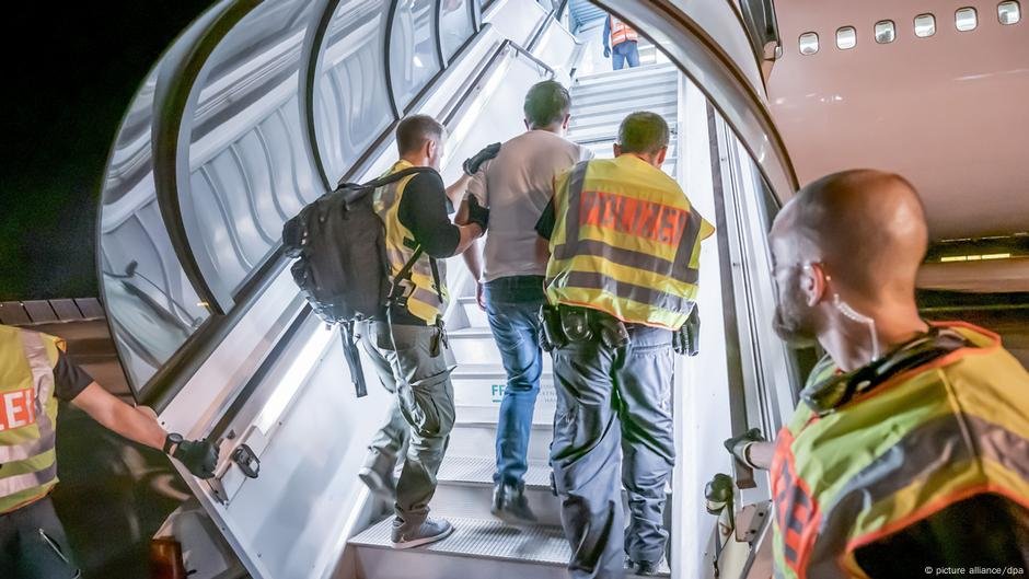 Instead of forced deportations, there's also talk of offering cash incentives for people who accept their return | Photo: picture-alliance/dpa