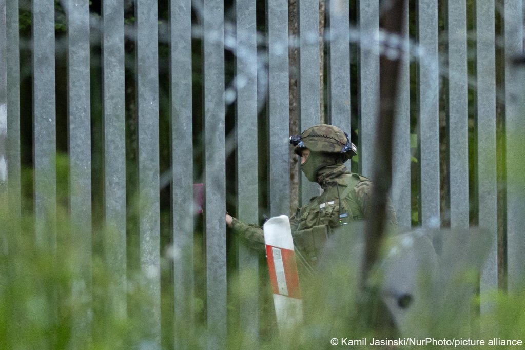 File photo: A Polish soldier uses a mirror to look for migrants at the border with Belarus | Photo: Kamil Jasinski / Nur photo / picture alliance