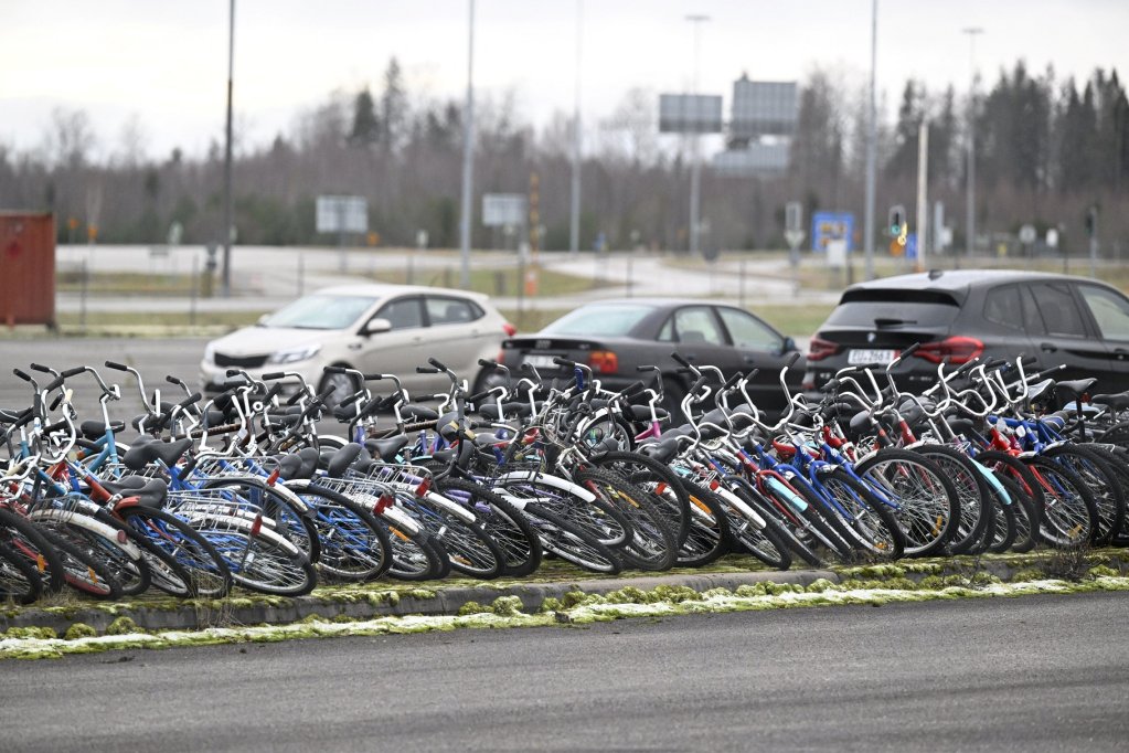 Des dizaines de vélos saisis au poste-frontière finlandais de Nuijamaa, le 15 novembre 2023. Crédit : Reuters