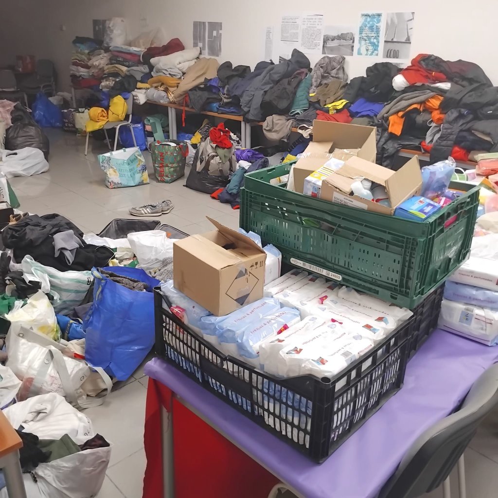 Food and clothes donations for the migrants who used to live in the B9 bulding in Badalona, Spain | Photo: Judit Alonso