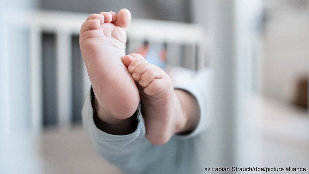 File photo: Economic experts say that fertility policies have long-term benefits that need to be complemented by the more immediate gains of managing labor migration  | Photo: Fabian Strauch/dpa/picture alliance