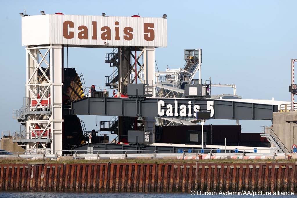 Many of the African and Middle Eastern migrants in Calais are hoping to cross the Channel to England by sneaking into a cargo truck and traveling across the Channel by ferry | Photo: Dursun Aydemir/AA/picture alliance