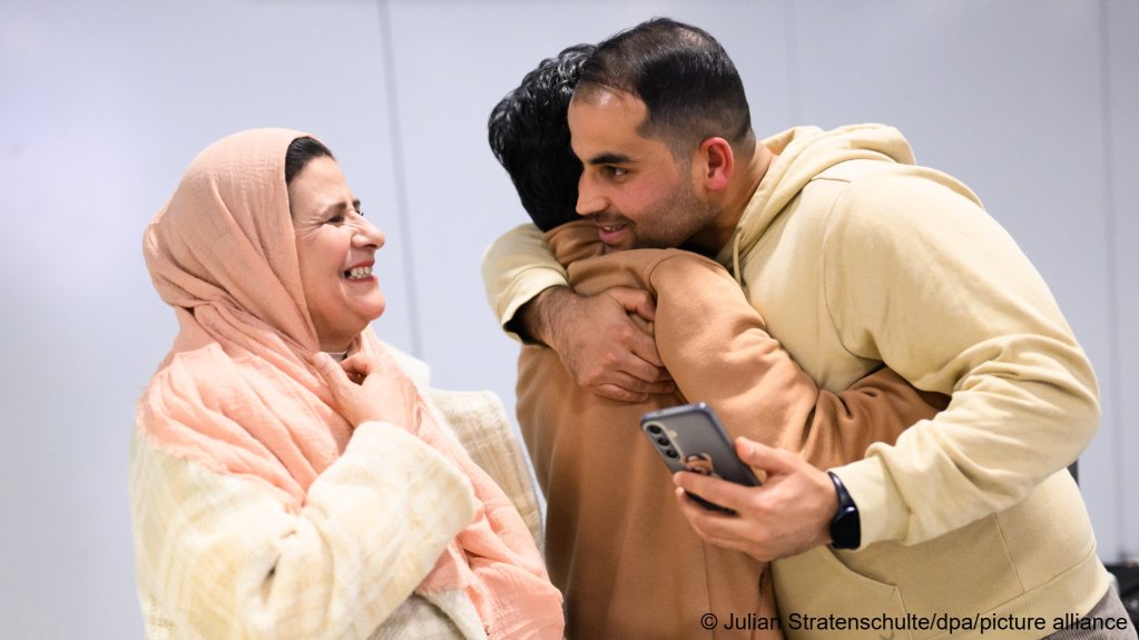 File photo: Moein Abasin (right) greets his mother and other relatives at Hanover Airport on November 20, 2025. They are part of the German federal resettlement program | Photo: Julian Stratenschulte/dpa/picture alliance