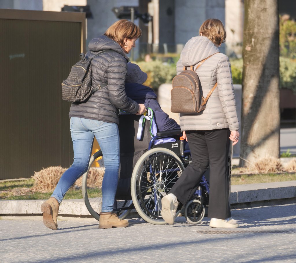 File photo: According to a study of domestic workers, 29.5 percent are originally from Eastern Europe, 22.5% from Asia, 20.1% from the American continent. Only 19.4% are Italian. | Photo: Luca Ponti / ipa-agency / picture alliance