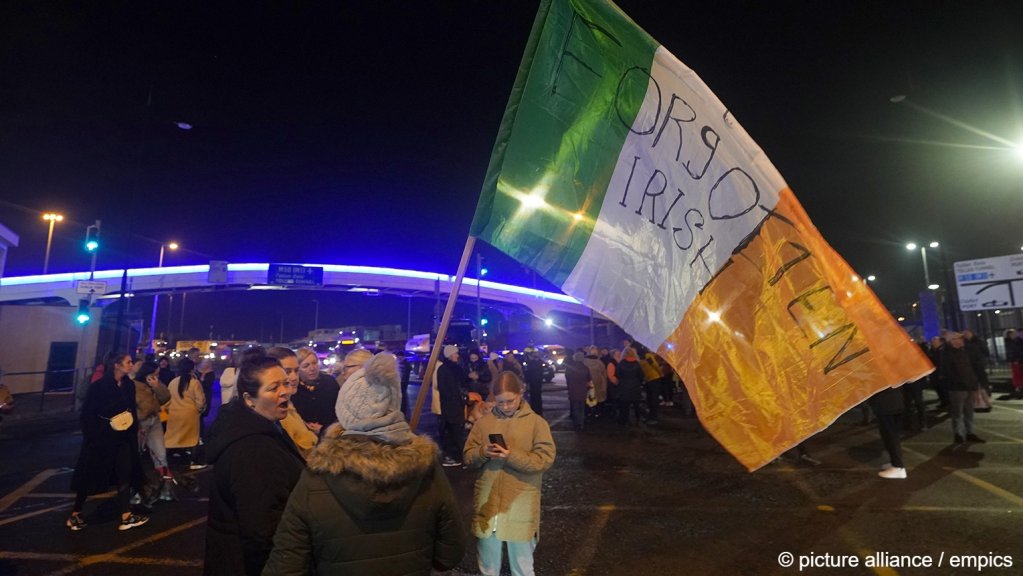 Irish nationals wave flags asking not to be forgotten and are angry at the government who they feel haven't helped them in a cost of living crisis | Photo: Niall Carson / picture alliance / empics